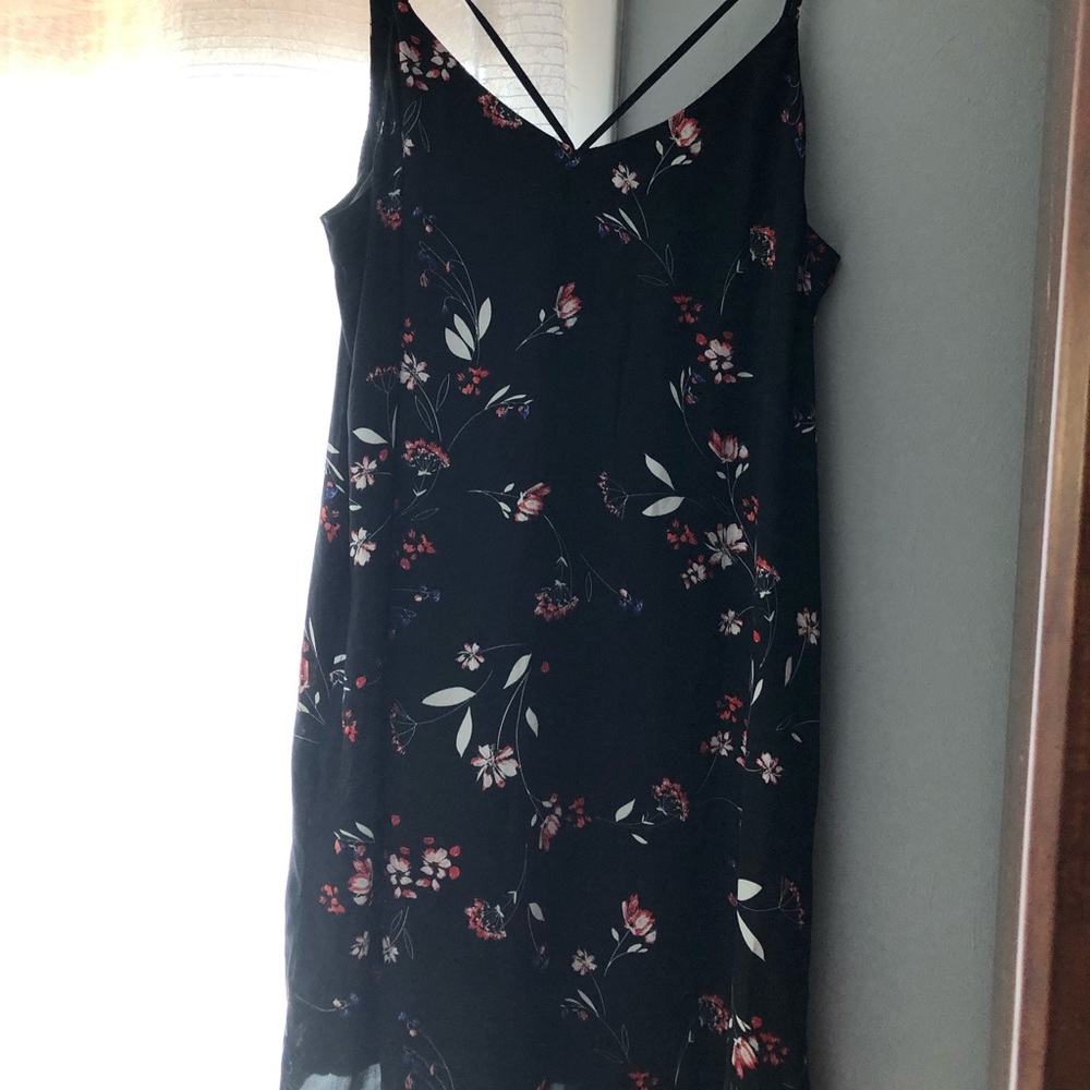 Strappy floral dress with pockets.